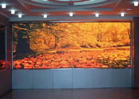 El panel plano de la matriz de la pantalla 3840Hz de P2 P2.5 RGB LED que hace publicidad de la exhibición